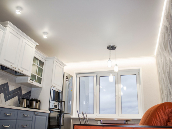 Пример матового потолка на кухню