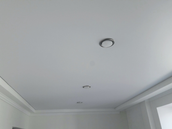 Натяжные потолки в современном стиле