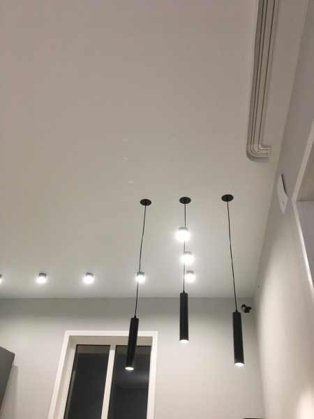 Классический потолок со светильниками