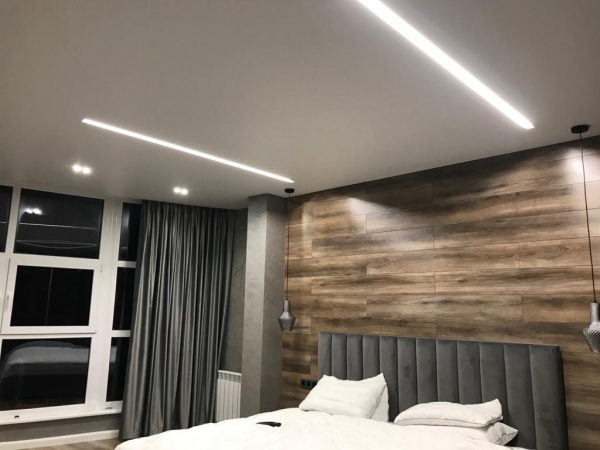 Пример натяжного потолка в спальню