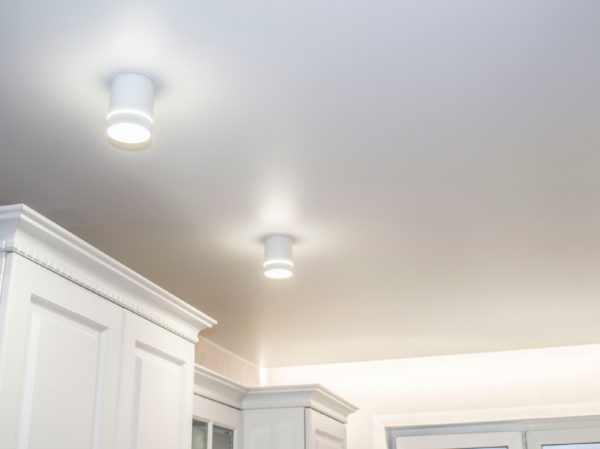 Пример натяжного потолка с накладными светильниками на кухню