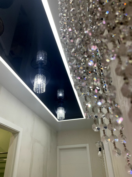 Пример цветного натяжного потолка в коридор