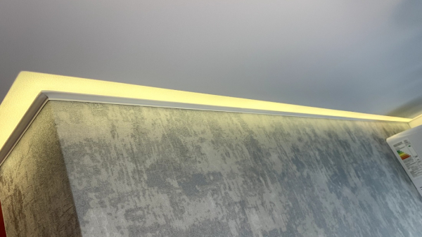 Фото матового натяжного потолка с подсветкой