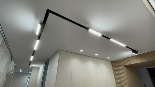 Фото сатинового натяжного потолка с технологией SLOTT