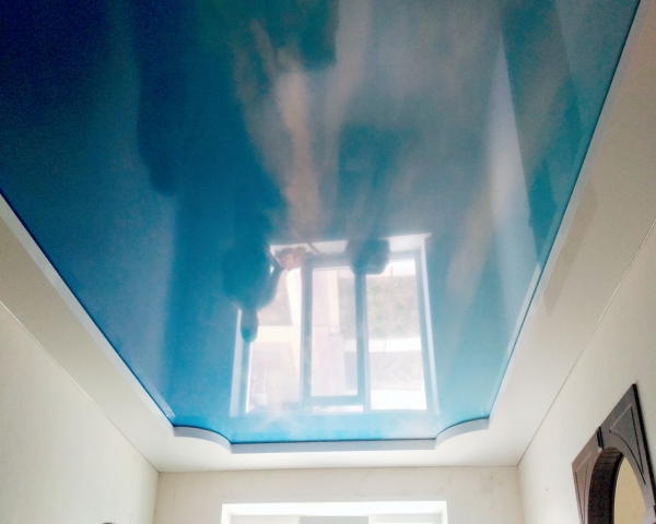 Пример глянцевого черного потолка в коридор 6 м²