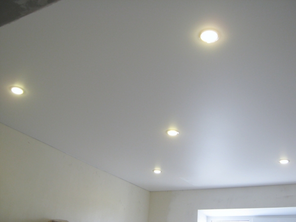 Натяжные потолки в современном стиле