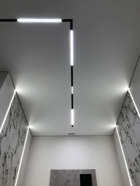 Пример натяжного потолка с технологией SLOTT в коридор