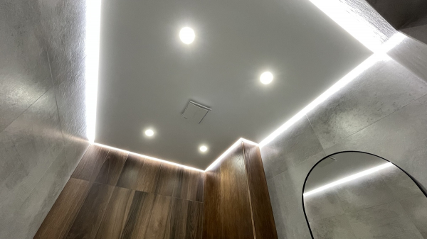 Пример сатинового натяжного потолка в санузел