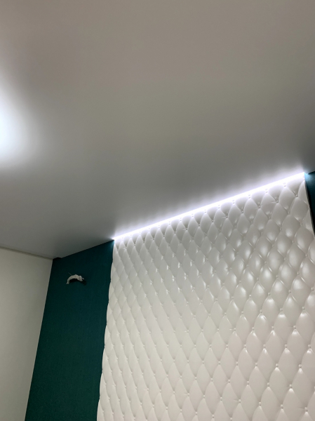 Пример натяжных потолков с подсветкой