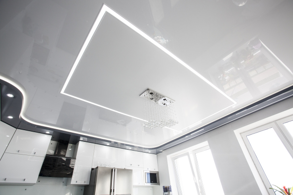 Фото глянцевого натяжного потолка на кухню