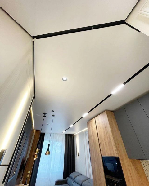 Фото теневого натяжного потолка в зал