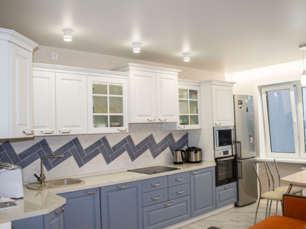 Пример натяжного потолка на кухню