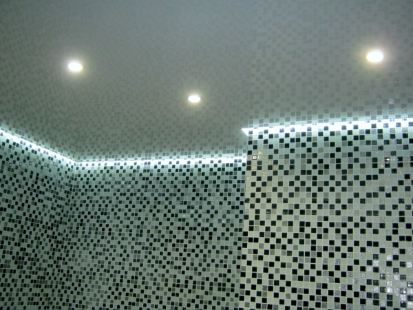 Пример потолка для ванной 4 м²