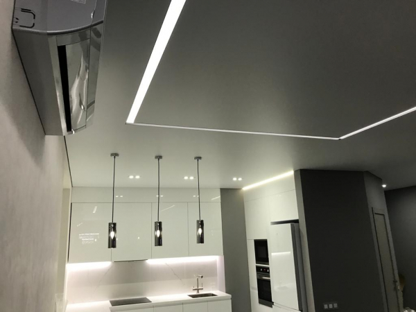 Фото натяжных потолков с подсветкой в квартиру