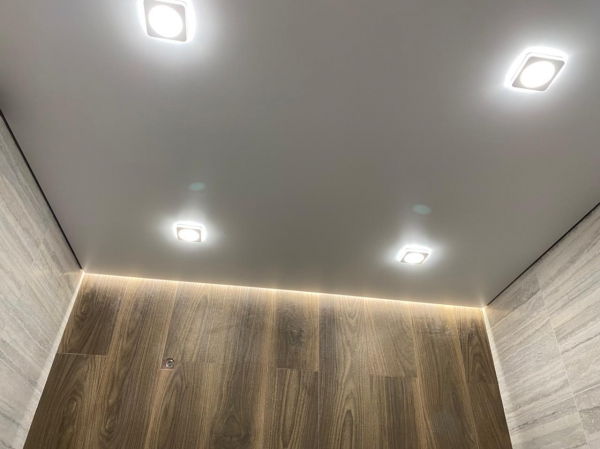 Пример натяжного потолка в туалет