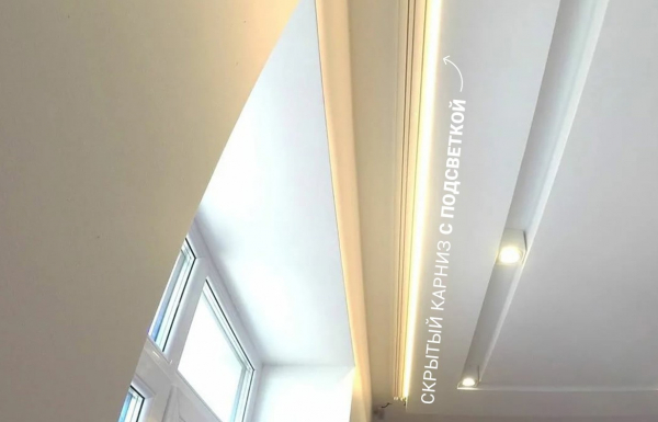 Натяжные потолки в гостиной