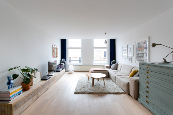 Натяжные потолки в гостиной